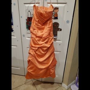 🍗David’s Bridal Floor Length Formal Strapless Dress with attached Crinoline 🥻
